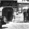 Grupa Żydów przed sklepami na ulicy Krakowskiej 17 -  fot. około 1900 r.