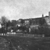 Pod Wawelem od strony północno-zach. znajdowała się ulica Rybaki wraz z malowniczymi dworkami. Zburzone zostałe w 1914 roku.