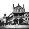 Północna fasada Sukiennic przed przebudową T. Prylińskiego. Widok od strony ul. św. Jana. Po prawej widoczny budynek Syndykówki.  fot. około 1870 r.